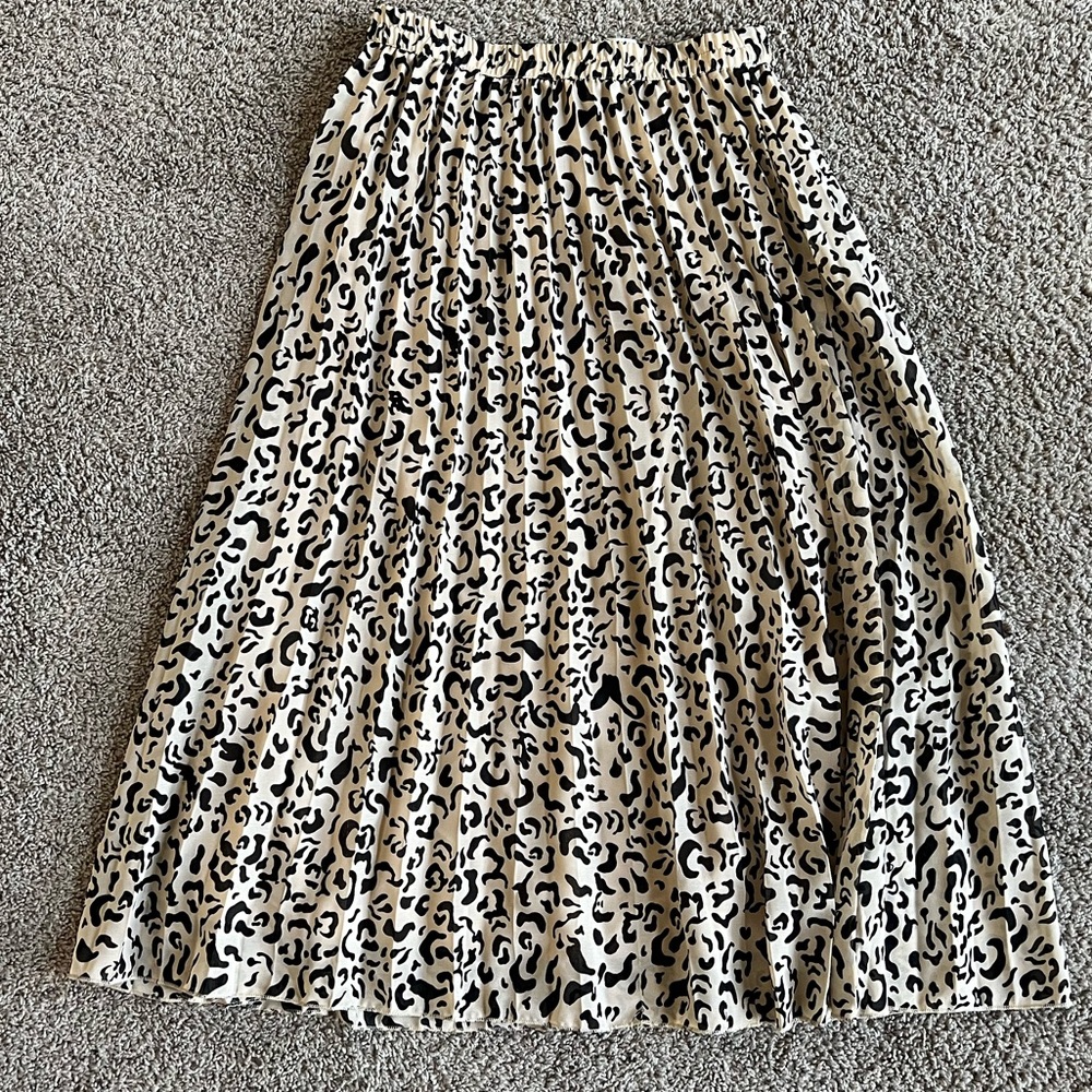 Pleated 3/4 length skirt